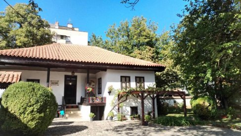 БОРИНУ ПИСАЉКУ НАШЛИ У ТРАВИ: Музеј кућа у Врању чува ретке експонате чувеног српског писца БОРИНУ ПИСАЉКУ НАШЛИ У ТРАВИ: Музеј кућа у Врању чува ретке експонате чувеног српског писца