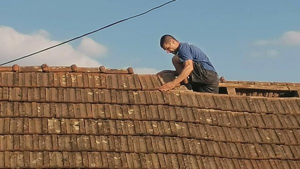 СЛЕП ПОПРАВЉА И КРОВОВЕ БЕЗ ГРЕШКЕ: Бојан Бига (36) из Бечеја, иако не види, мајстор је многих заната СЛЕП ПОПРАВЉА И КРОВОВЕ БЕЗ ГРЕШКЕ: Бојан Бига (36) из Бечеја, иако не види, мајстор је многих заната