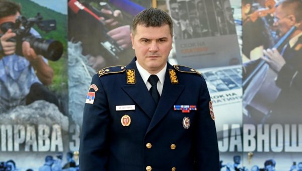 ПОВЕРЕЊЕ ЧИТАЛАЦА: Генерал Михаило Зоговић честитао Вечерњим новостима ПОВЕРЕЊЕ ЧИТАЛАЦА: Генерал Михаило Зоговић честитао Вечерњим новостима