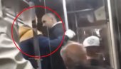 (UZNEMIRUJUĆ SNIMAK): Ušao u tramvaj u Beogradu i počeo da bije ljude (VIDEO) (UZNEMIRUJUĆ SNIMAK): Ušao u tramvaj u Beogradu i počeo da bije ljude (VIDEO)