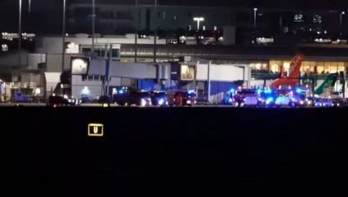 AVION OPKOLJEN ZBOG PRETNJE BOMBOM: Drama na aerodromu u Mančesteru (FOTO) AVION OPKOLJEN ZBOG PRETNJE BOMBOM: Drama na aerodromu u Mančesteru (FOTO)