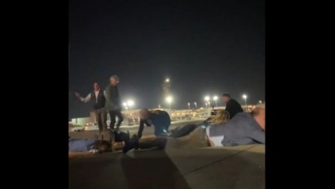 EVAKUISAN AVION OLAFA ŠOLCA U TEL AVIVU: Dramatičan snimak sa aerodroma, putnici u panici beže (FOTO/ VIDEO) EVAKUISAN AVION OLAFA ŠOLCA U TEL AVIVU: Dramatičan snimak sa aerodroma, putnici u panici beže (FOTO/ VIDEO)
