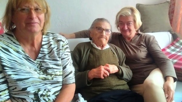 СТО ГОДИНА ИЛОНКЕ БИБЕР: „Новопечена“ Параћинка доказује ону народну - Ко има век, има и лек (ФОТО) СТО ГОДИНА ИЛОНКЕ БИБЕР: „Новопечена“ Параћинка доказује ону народну - Ко има век, има и лек (ФОТО)