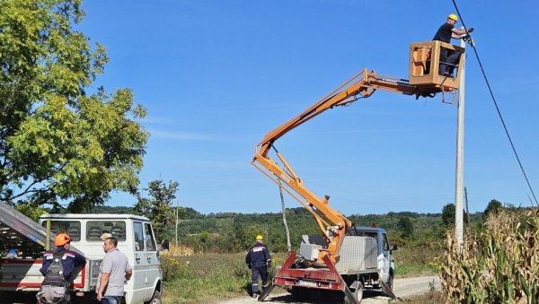 БИТКА ЗА СТАБИЛНИЈИ НАПОН: Изградња далековода од 10 киловолти решиће проблеме у електроснабдевању Петровцу на Млави БИТКА ЗА СТАБИЛНИЈИ НАПОН: Изградња далековода од 10 киловолти решиће проблеме у електроснабдевању Петровцу на Млави