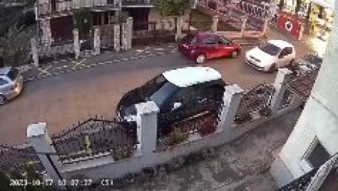 URNEBESAN SNIMAK PARKIRANJA U BEOGRADU: Muke žive, a vozač žena (VIDEO) URNEBESAN SNIMAK PARKIRANJA U BEOGRADU: Muke žive, a vozač žena (VIDEO)