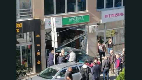 MUŠKARAC IZBEGAVAO PARKIRAN AUTOMOBIL, PA ULETEO U APOTEKU: Umesto kočnice stisnuo papučicu gasa, saobraćajna nesreća u Brčkom (FOTO)