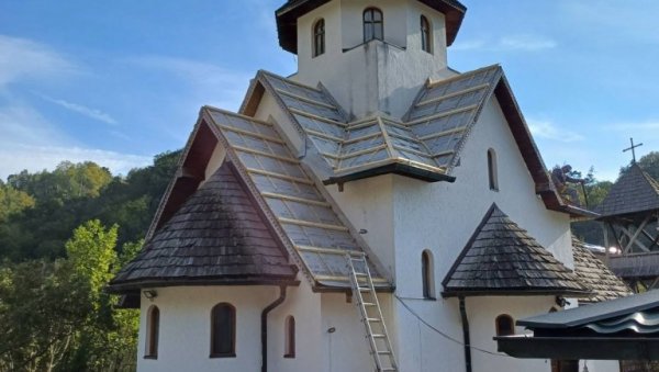 НОВ КРОВ СОКОЛСКОЈ ЛЕПОТИЦИ: Уређење богомоље у Соко граду, задужбине владике Лаврентија (ФОТО) НОВ КРОВ СОКОЛСКОЈ ЛЕПОТИЦИ: Уређење богомоље у Соко граду, задужбине владике Лаврентија (ФОТО)