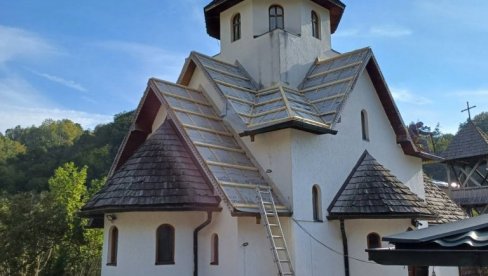 NOV KROV SOKOLSKOJ LEPOTICI: Uređenje bogomolje u Soko gradu, zadužbine vladike Lavrentija (FOTO) NOV KROV SOKOLSKOJ LEPOTICI: Uređenje bogomolje u Soko gradu, zadužbine vladike Lavrentija (FOTO)