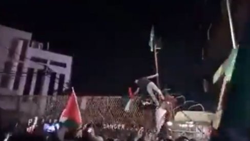NEMIRI U LIBANU: Demonstranti pokušali da upadnu u američku ambasadu u Bejrutu, pa zapalili zgradu (FOTO/VIDEO) NEMIRI U LIBANU: Demonstranti pokušali da upadnu u američku ambasadu u Bejrutu, pa zapalili zgradu (FOTO/VIDEO)