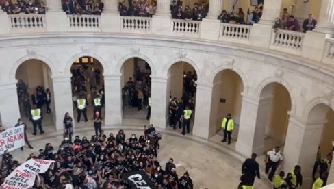 DEMONSTRANTI UŠLI U KAPITOL HIL: Veliki broj policajaca obezbeđuje zgradu (FOTO/VIDEO) DEMONSTRANTI UŠLI U KAPITOL HIL: Veliki broj policajaca obezbeđuje zgradu (FOTO/VIDEO)