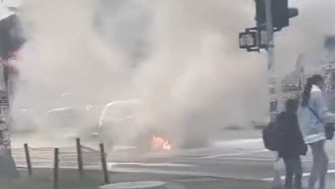 ZAPALIO SE AUTOMOBIL U BEOGRADU: Dim kulja na sve strane, vatrogasci na terenu (VIDEO) ZAPALIO SE AUTOMOBIL U BEOGRADU: Dim kulja na sve strane, vatrogasci na terenu (VIDEO)