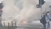 ZAPALIO SE AUTOMOBIL U BEOGRADU: Dim kulja na sve strane, vatrogasci na terenu (VIDEO) ZAPALIO SE AUTOMOBIL U BEOGRADU: Dim kulja na sve strane, vatrogasci na terenu (VIDEO)