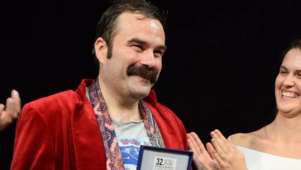 „ДАНИ ЗОРАНА РАДМИЛОВИЋА“ У ЗАЈЕЧАРУ: „Зоранов брк“ Озрену Грабарићу (ФОТО) „ДАНИ ЗОРАНА РАДМИЛОВИЋА“ У ЗАЈЕЧАРУ: „Зоранов брк“ Озрену Грабарићу (ФОТО)