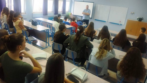 НОВО ПРИЗНАЊЕ НАЈБОЉЕМ ПРОФЕСОРУ: Параћинцу Борку Петровићу „Сведочанство о доброти“ НОВО ПРИЗНАЊЕ НАЈБОЉЕМ ПРОФЕСОРУ: Параћинцу Борку Петровићу „Сведочанство о доброти“
