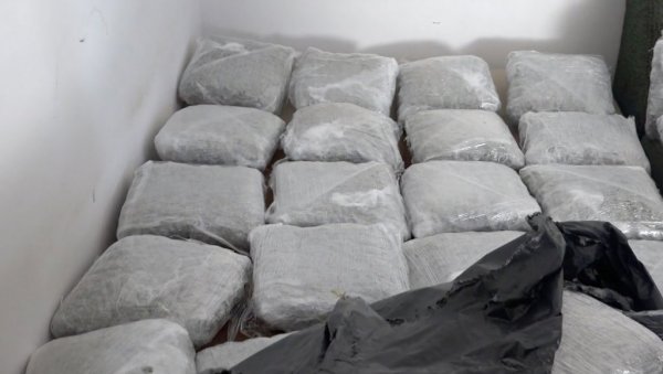 АКЦИЈА ПОЛИЦИЈЕ У БЕОГРАДУ: Ухапшен са 34 кг марихуане АКЦИЈА ПОЛИЦИЈЕ У БЕОГРАДУ: Ухапшен са 34 кг марихуане