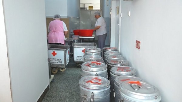 ТОПЛИ ОБРОЦИ ЗА 1200 СУБОТИЧАНА: Народна кухиња у Суботици наставља са радом ТОПЛИ ОБРОЦИ ЗА 1200 СУБОТИЧАНА: Народна кухиња у Суботици наставља са радом