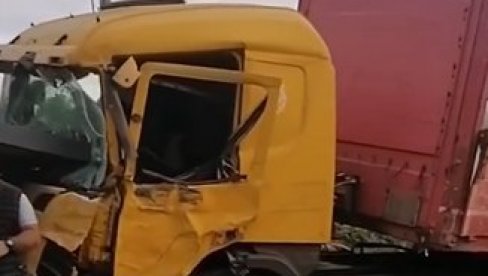 KAMION SE ZAKUCAO U AUTOBUSKU STANICU: Teška saobraćajna nesreća u Bariču (FOTO/VIDEO) KAMION SE ZAKUCAO U AUTOBUSKU STANICU: Teška saobraćajna nesreća u Bariču (FOTO/VIDEO)