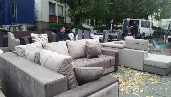 НИСУ СИТНИЦЕ ВЕЋ КРУПНИЦЕ: Ево шта се све могло пазарити на вашару у Параћину (ФОТО) НИСУ СИТНИЦЕ ВЕЋ КРУПНИЦЕ: Ево шта се све могло пазарити на вашару у Параћину (ФОТО)