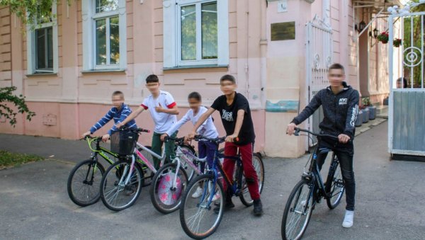 ПОМОЋ ИЗ АМЕРИКЕ СТИГЛА У БЕЛУ ЦРКВУ: Хуманитарна организација из Чикага помогла деци без родитељског старања ПОМОЋ ИЗ АМЕРИКЕ СТИГЛА У БЕЛУ ЦРКВУ: Хуманитарна организација из Чикага помогла деци без родитељског старања