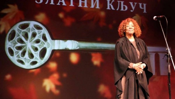 ЗАВРШЕНА СМЕДЕРЕВСКА ПЕСНИЧКА ЈЕСЕН: Награда за поетско дело уручена кубанској песникињи Нанси Морехон ЗАВРШЕНА СМЕДЕРЕВСКА ПЕСНИЧКА ЈЕСЕН: Награда за поетско дело уручена кубанској песникињи Нанси Морехон
