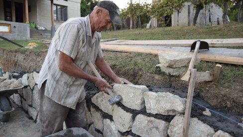ZIDA I U DEVETOJ DECENIJI: Milen Jovanović čitav život radio od jutra, do mraka, a posla ima na pretek (FOTO) ZIDA I U DEVETOJ DECENIJI: Milen Jovanović čitav život radio od jutra, do mraka, a posla ima na pretek (FOTO)