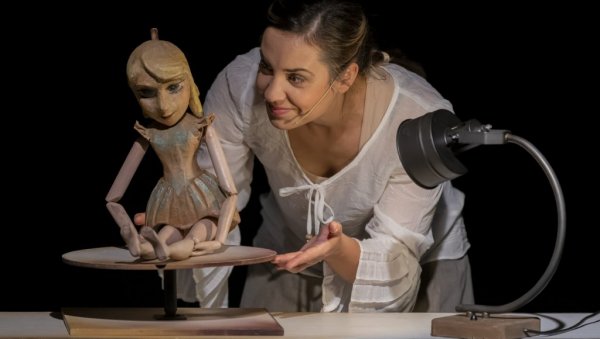 КСЕНИЈА ЈЕ ДРУГАЧИЈА ПЕПЕЉУГА: Премијера у новосадском Позоришту младих КСЕНИЈА ЈЕ ДРУГАЧИЈА ПЕПЕЉУГА: Премијера у новосадском Позоришту младих