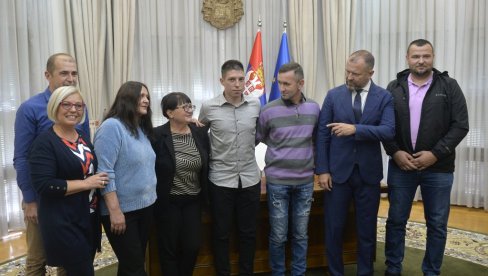 POTPISANI UGOVORI SA SREĆNIM DOBITNICIMA STANOVA: Evo šta su osvajači nagrade Uzmi račun i pobedi imali da poruče (FOTO) POTPISANI UGOVORI SA SREĆNIM DOBITNICIMA STANOVA: Evo šta su osvajači nagrade Uzmi račun i pobedi imali da poruče (FOTO)