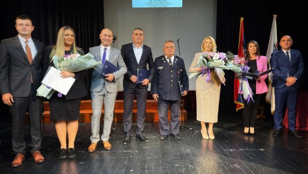 НАЈБОЉИМА УРУЧЕНЕ ОКТОБАРСКЕ НАГРАДЕ: Општина Бачка Паланка обележила Дан ослобођења НАЈБОЉИМА УРУЧЕНЕ ОКТОБАРСКЕ НАГРАДЕ: Општина Бачка Паланка обележила Дан ослобођења