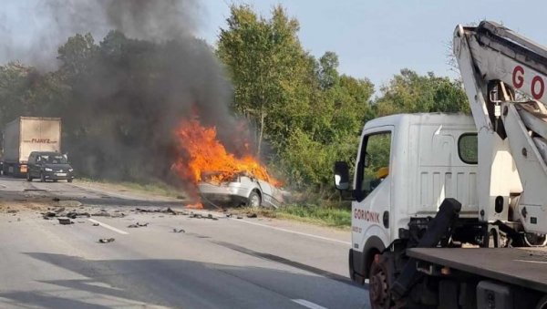 САОБРАЋАЈНА НЕЗГОДА НА ПУТУ СМЕДЕРЕВО -ПОЖАРЕВАЦ: Сударили се теретно и путничко возило, аутомобил  гори