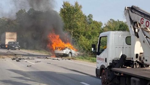 SAOBRAĆAJNA NEZGODA NA PUTU SMEDEREVO -POŽAREVAC: Sudarili se teretno i putničko vozilo, automobil gori SAOBRAĆAJNA NEZGODA NA PUTU SMEDEREVO -POŽAREVAC: Sudarili se teretno i putničko vozilo, automobil gori