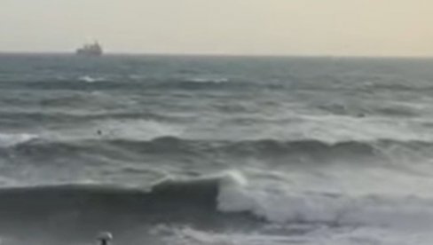 VOŽNJA DASKE KOBNA PO ŽIVOT: Devojka se utopila u Sutomoru, mladića spasili VOŽNJA DASKE KOBNA PO ŽIVOT: Devojka se utopila u Sutomoru, mladića spasili