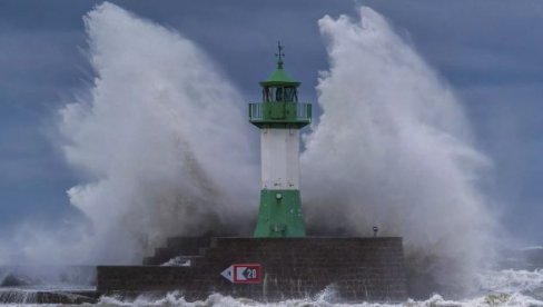 OLUJA NA ZAPADU EVROPE SE NE SMIRUJE: Najmanje četvoro mrtvih (Video)