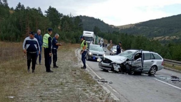 ДВОЈЕ ПОГИНУЛИХ ДНЕВНО: Четвртина свих саобраћајних незгода догоди се од јула до септембра, најчешће у јутарњим и ноћним часовима ДВОЈЕ ПОГИНУЛИХ ДНЕВНО: Четвртина свих саобраћајних незгода догоди се од јула до септембра, најчешће у јутарњим и ноћним часовима