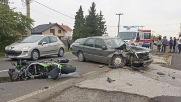 ДЕЛОВИ РАСУТИ СВУДА ПО ПУТУ: Тежак судар мотоцикла и аутомобила код Младеновца (ФОТО) ДЕЛОВИ РАСУТИ СВУДА ПО ПУТУ: Тежак судар мотоцикла и аутомобила код Младеновца (ФОТО)