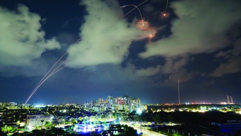 OGLASILE SE SIRENE U IZRAELU, HUTI I HEZBOLAH GAĐALI TEL AVIV: Jedna raketa ispaljena iz Jemena, a 90 iz Libana OGLASILE SE SIRENE U IZRAELU, HUTI I HEZBOLAH GAĐALI TEL AVIV: Jedna raketa ispaljena iz Jemena, a 90 iz Libana