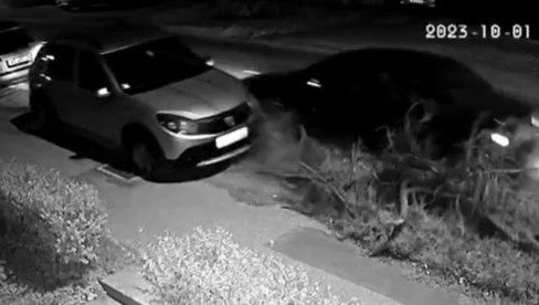 SNIMAK BAHATOG VOZAČA IZ NOVOG SADA RAZBESENO JAVNOST: Udario u parkiran auto, pa pobegao kao da se ništa nije desilo (VIDEO)