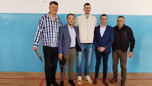 OVDE MI JE SRVE PUNO: Boriša Simanić posetio školu koju je pohađao! OVDE MI JE SRVE PUNO: Boriša Simanić posetio školu koju je pohađao!