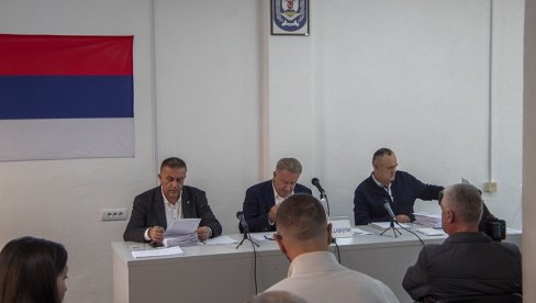 ODBORNICI SKUPŠTINE OPŠTINE GACKO SELI U KLUPE POSLE OSAM MESECI: Sednica održana, ostali problemi ODBORNICI SKUPŠTINE OPŠTINE GACKO SELI U KLUPE POSLE OSAM MESECI: Sednica održana, ostali problemi