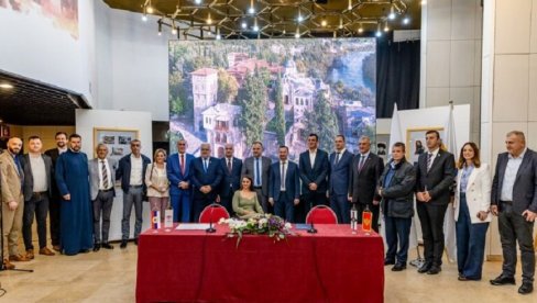 POBRATIMILI SE HERCEG NOVI I TREBINJE:Potvrđen viševekovni bratski odnos dva grada (FOTO) POBRATIMILI SE HERCEG NOVI I TREBINJE:Potvrđen viševekovni bratski odnos dva grada (FOTO)