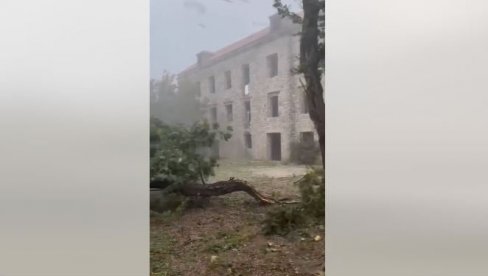 VETAR LOMIO SVE PRED SOBOM: Jezivi snimci iz komšiluka, oluja napravila ogromnu štetu (VIDEO)