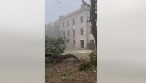 VETAR LOMIO SVE PRED SOBOM: Jezivi snimci iz komšiluka, oluja napravila ogromnu štetu (VIDEO) VETAR LOMIO SVE PRED SOBOM: Jezivi snimci iz komšiluka, oluja napravila ogromnu štetu (VIDEO)