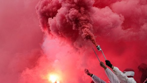 EVROPA OVO NE PAMTI: Navijači Ajaksa napravili toliku bakljadu, da je meč pomeren za dva dana! (VIDEO)
