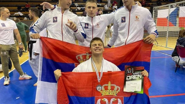 СРБИЈА СЈАЈНА НА КУПУ У БУДИМПЕШТИ: Каратисти освојили 37 медаља, чак 15 долази у Крушевац (ФОТО, ВИДЕО) СРБИЈА СЈАЈНА НА КУПУ У БУДИМПЕШТИ: Каратисти освојили 37 медаља, чак 15 долази у Крушевац (ФОТО, ВИДЕО)
