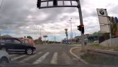 ЈОШ ЈЕДАН БАХАТИ ВОЗАЧ УХВАЋЕН НА ДЕЛУ: Престројавање на црвено усред раскрснице (ВИДЕО) ЈОШ ЈЕДАН БАХАТИ ВОЗАЧ УХВАЋЕН НА ДЕЛУ: Престројавање на црвено усред раскрснице (ВИДЕО)