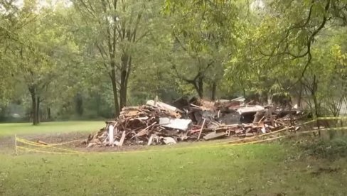 ŽENA SE VRATILA SA ODMORA, PA JE DOČEKAO ŠOK: Majstori joj greškom srušili kuću (VIDEO) ŽENA SE VRATILA SA ODMORA, PA JE DOČEKAO ŠOK: Majstori joj greškom srušili kuću (VIDEO)