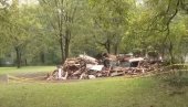 ŽENA SE VRATILA SA ODMORA, PA JE DOČEKAO ŠOK: Majstori joj greškom srušili kuću (VIDEO) ŽENA SE VRATILA SA ODMORA, PA JE DOČEKAO ŠOK: Majstori joj greškom srušili kuću (VIDEO)