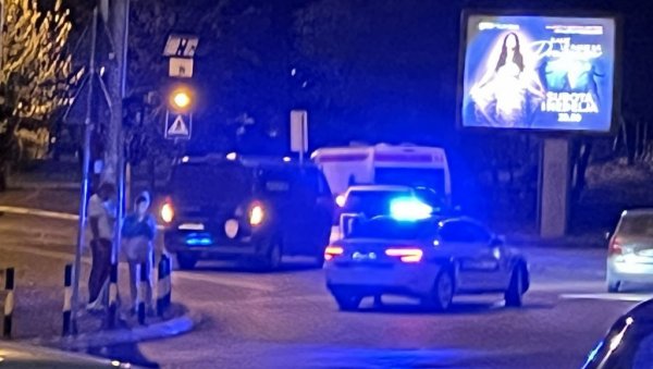 ЗАВРШЕНА ДРАМА НА АУТОКОМАНДИ: Предао се мушкарац који је претио да ће се убити (ФОТО/ВИДЕО) ЗАВРШЕНА ДРАМА НА АУТОКОМАНДИ: Предао се мушкарац који је претио да ће се убити (ФОТО/ВИДЕО)