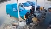 DRAMA NA BEZNINSKOJ PUMPI: Vozilo se samo pokrenulo, pa udarilo u goste u bašti kafića (VIDEO) DRAMA NA BEZNINSKOJ PUMPI: Vozilo se samo pokrenulo, pa udarilo u goste u bašti kafića (VIDEO)