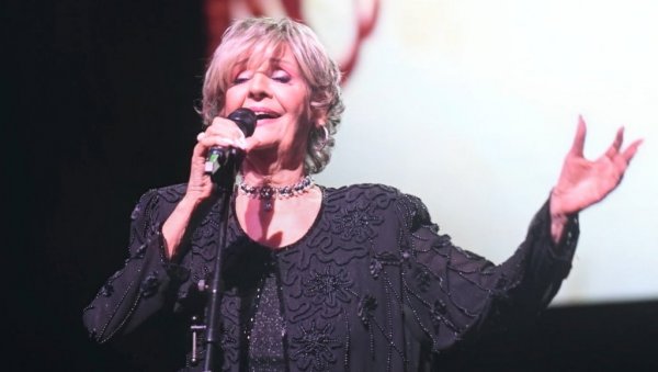ЛЕПА ЛУКИЋ ИМА ДВА РОЂЕНДАНА: А ово јој је право име и презиме! (ФОТО) ЛЕПА ЛУКИЋ ИМА ДВА РОЂЕНДАНА: А ово јој је право име и презиме! (ФОТО)
