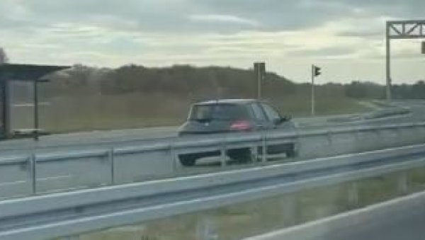 ЖЕНА ВОЗИ У СУПРОТНОМ СМЕРУ: Снимак опасне вожње забележен на обилазници код Београда (ВИДЕО) ЖЕНА ВОЗИ У СУПРОТНОМ СМЕРУ: Снимак опасне вожње забележен на обилазници код Београда (ВИДЕО)
